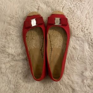 Authentic and in great condition. The left ribbon has some scratches (see pic).